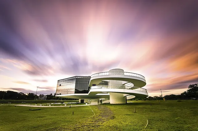 Estação Cabo Branco, obra de Oscar Niemeyer no Altiplano, sob céu em longa exposição ao entardecer