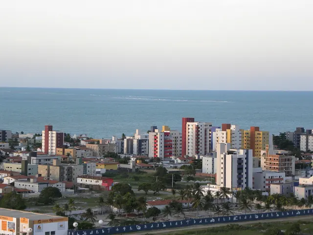 Prédios coloridos do Bessa vistos do alto, com o mar ao fundo