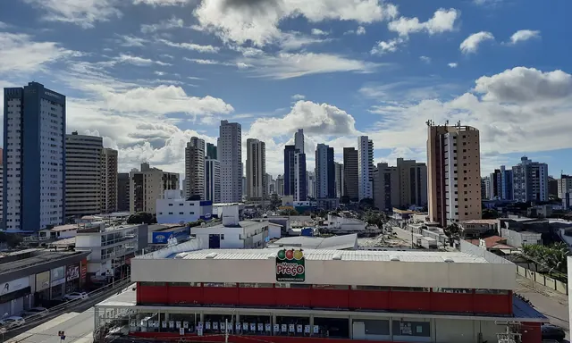 Prédios residenciais do bairro de Manaíra sob céu azul com nuvens