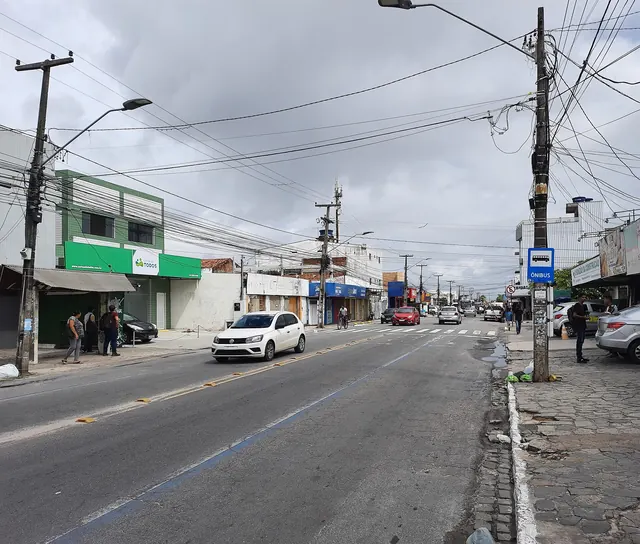 Comércio na Rua Josefa Taveira, principal rua do bairro de Mangabeira