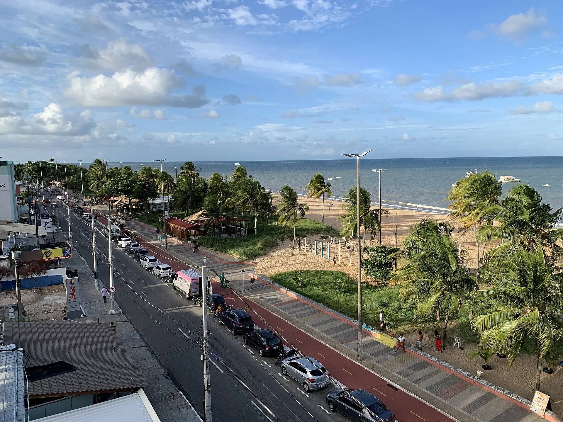 Orla de Tambaú vista do alto, com a Avenida Almirante Tamandaré, coqueiros e o mar