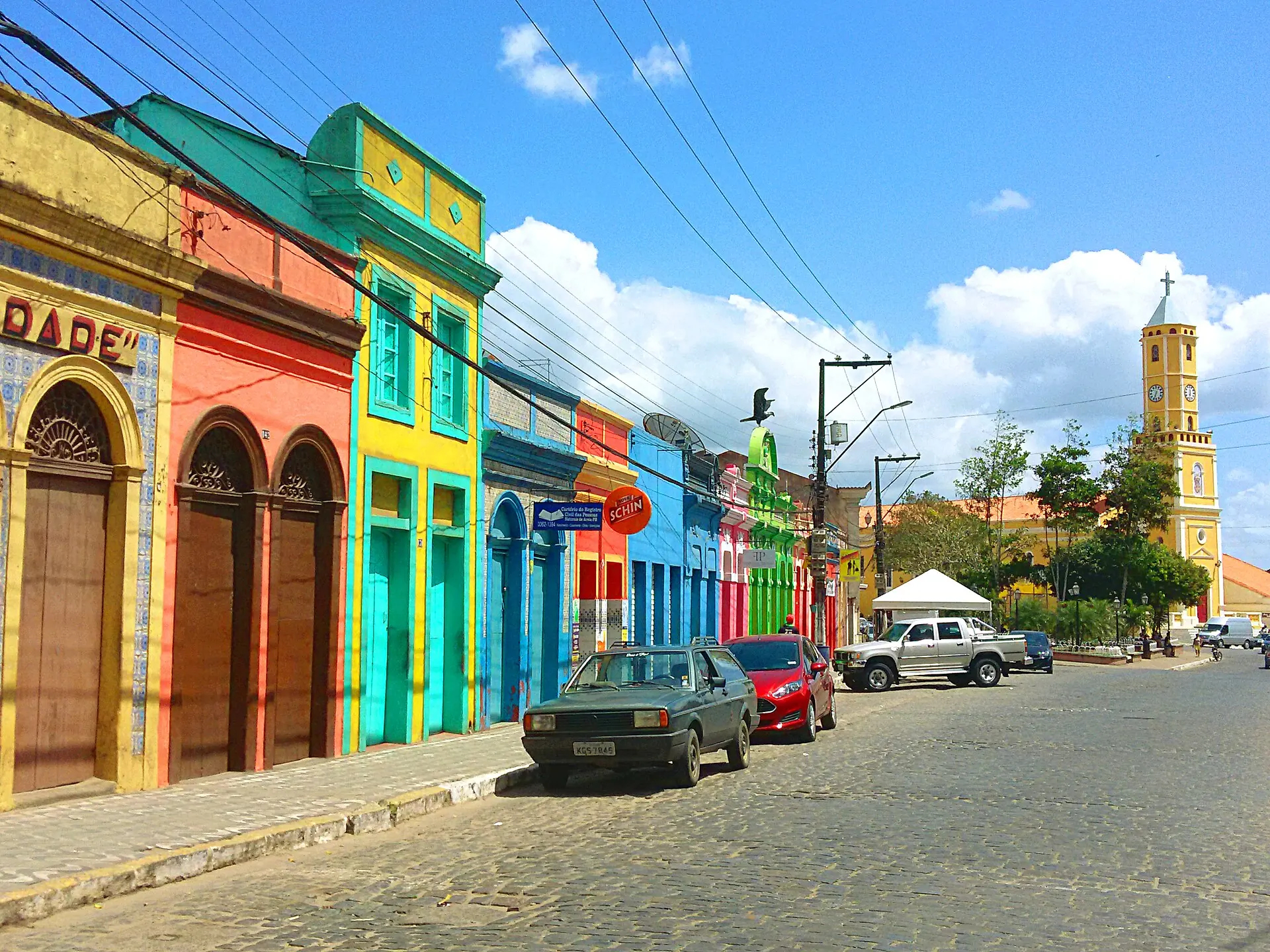 Rua de paralelepípedo com casario colorido no centro histórico de Areia