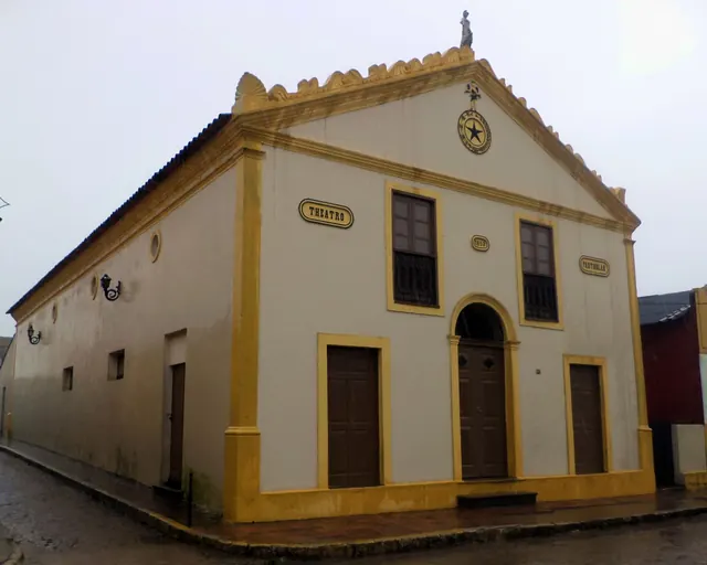 Fachada amarela e branca do Theatro Minerva, em Areia