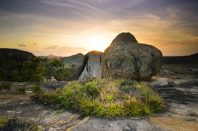 Pôr do sol atrás das pedras do Lajedo de Pai Mateus, no Cariri paraibano