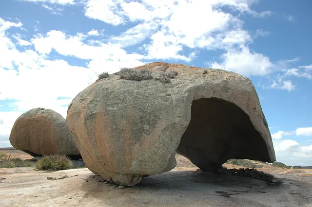 Pedra do Capacete, rocha oca em forma de capacete no Lajedo de Pai Mateus