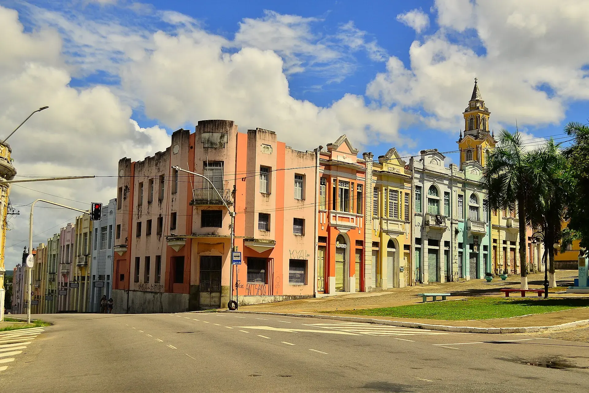 Casario colorido da Praça Antenor Navarro, no Centro Histórico de João Pessoa