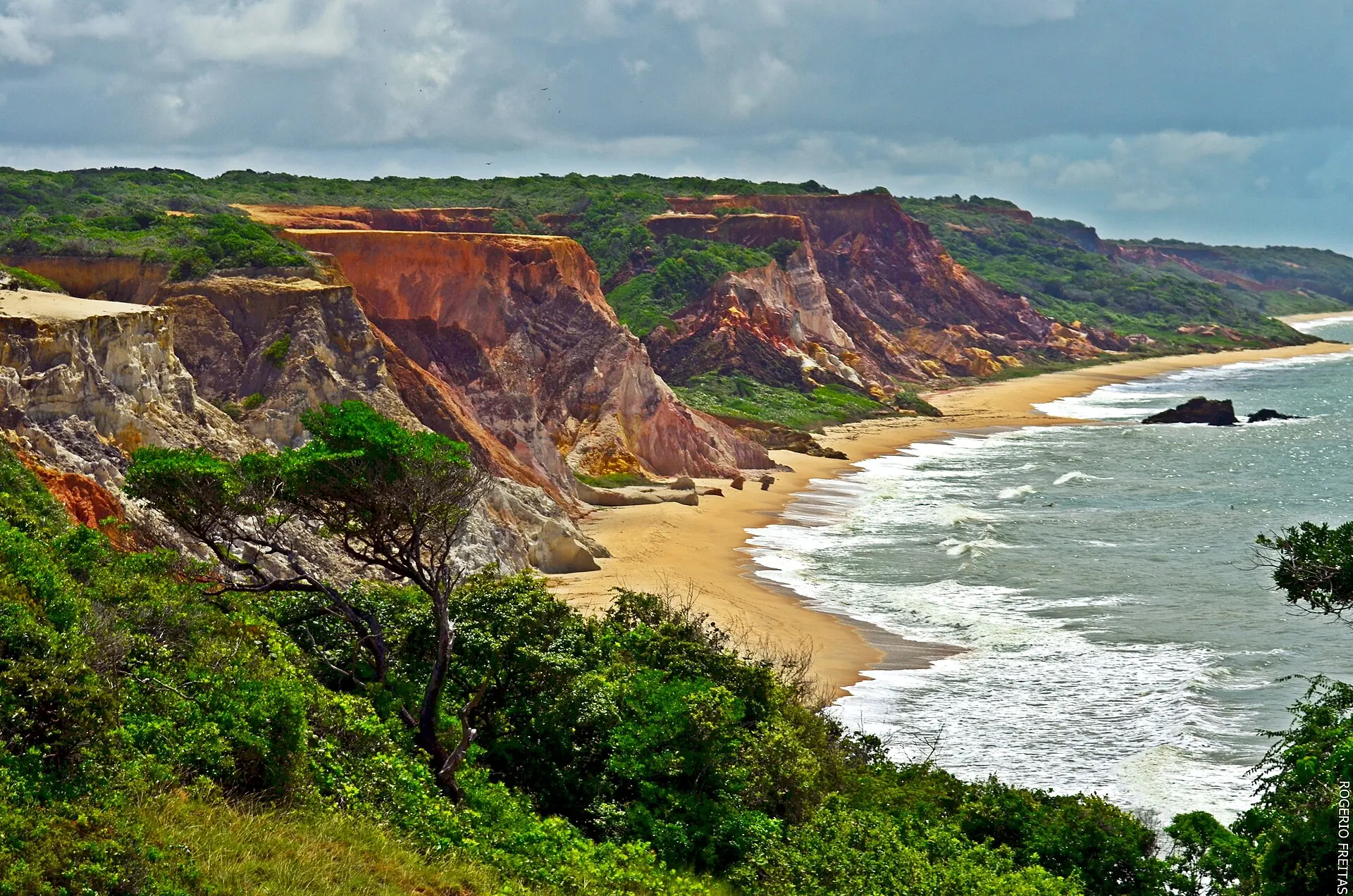 Falésias coloridas e a praia de Tambaba vistas do alto, no Conde