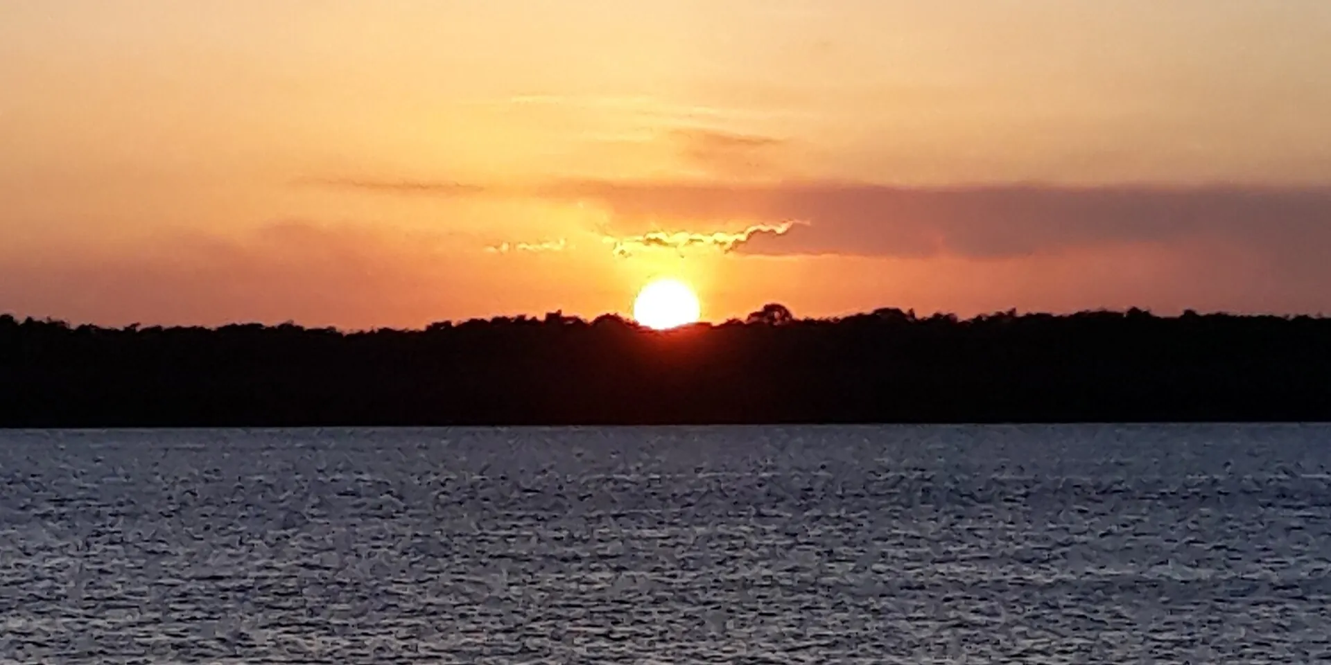 Pôr do sol sobre o rio Paraíba visto da Praia do Jacaré, em Cabedelo