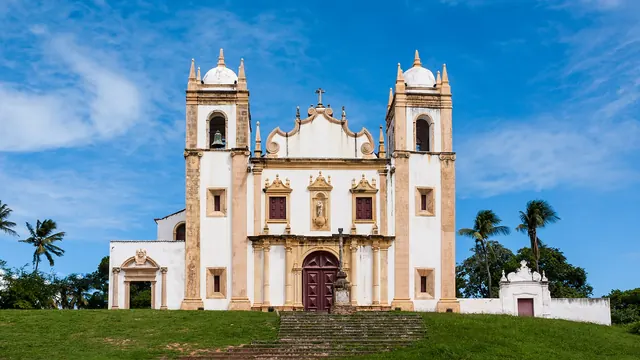Fachada branca da Igreja do Carmo, em Olinda